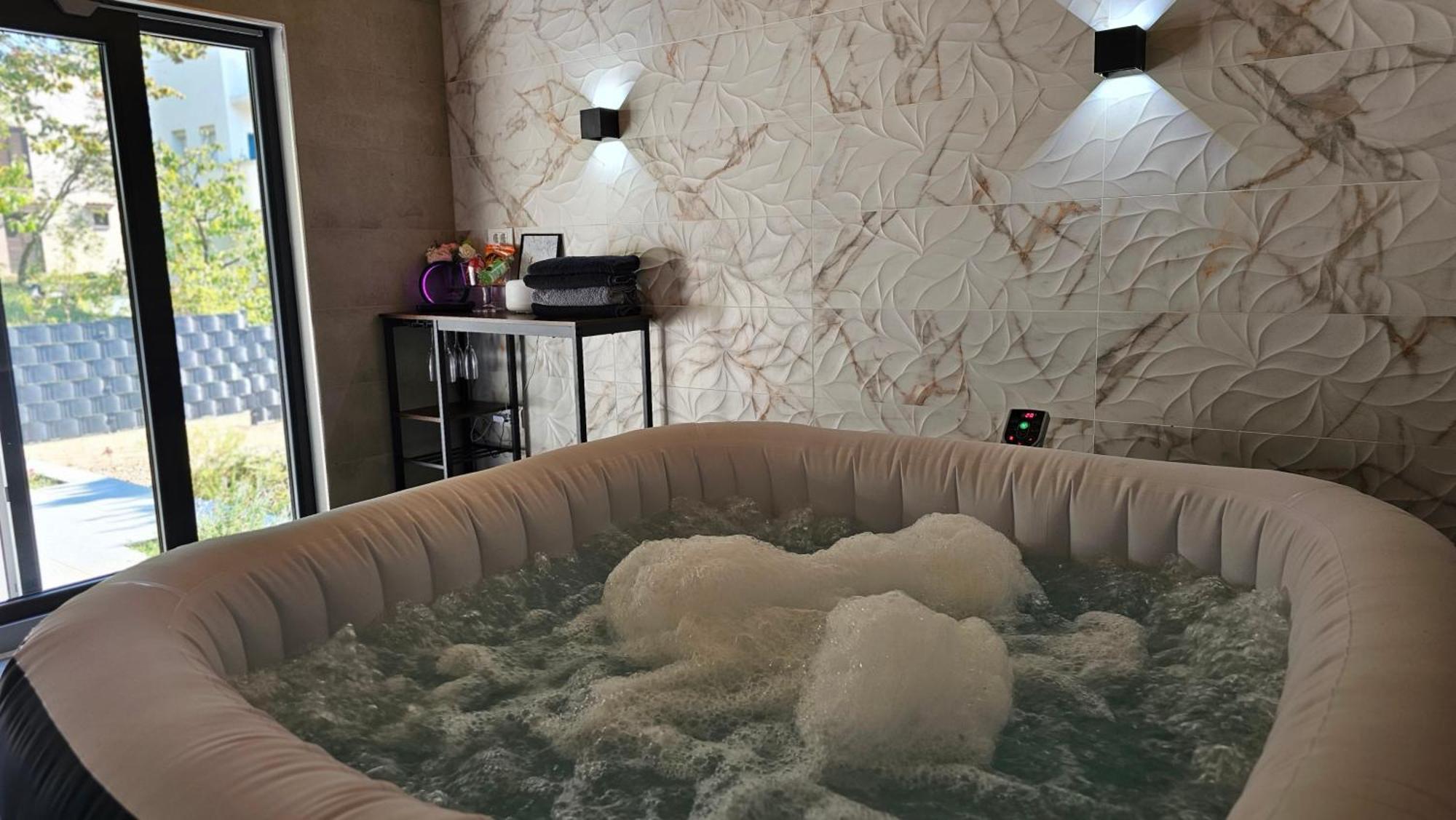 Meraki - Hot Tub